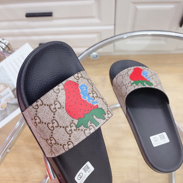 Gucci Men's GG Supreme Slides With Gucci Strawberry Black And Gray For Men 408508 G2200