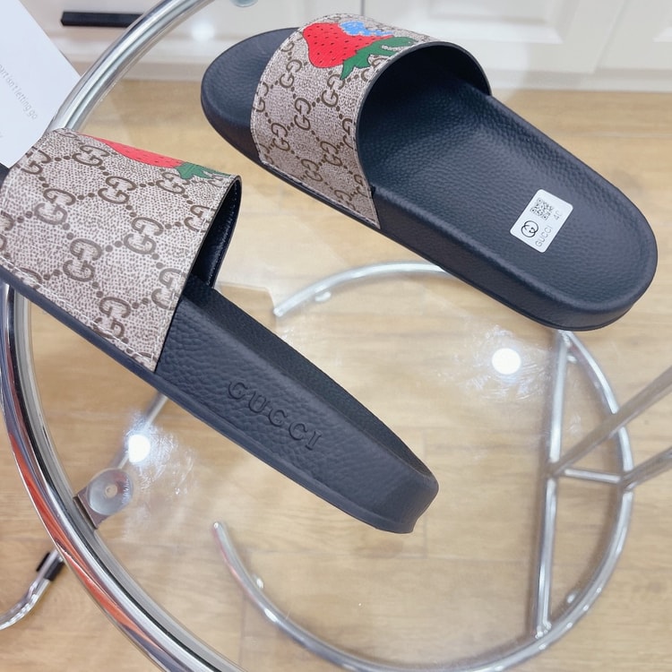 Gucci Men's GG Supreme Slides With Gucci Strawberry Black And Gray For Men 408508 G2200