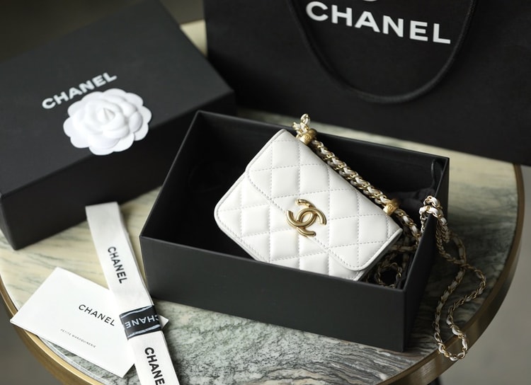 Chanel CO-CO Clutch With Chain 9.5cm/3.7in Gold Toned Hardware For Women White