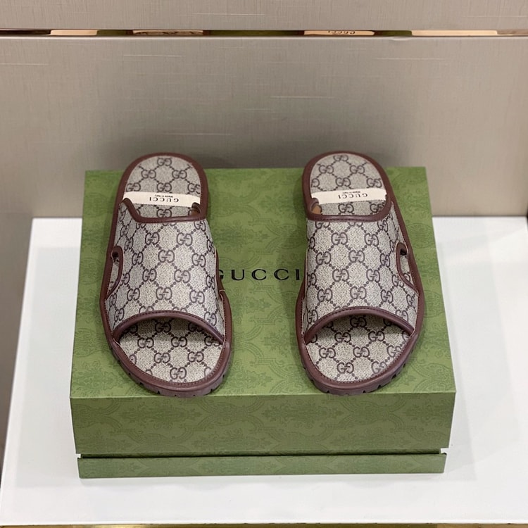 Gucci Men's GG Supreme Slide Sandal Brown And Beige For Men ‎624879 96G60 9762